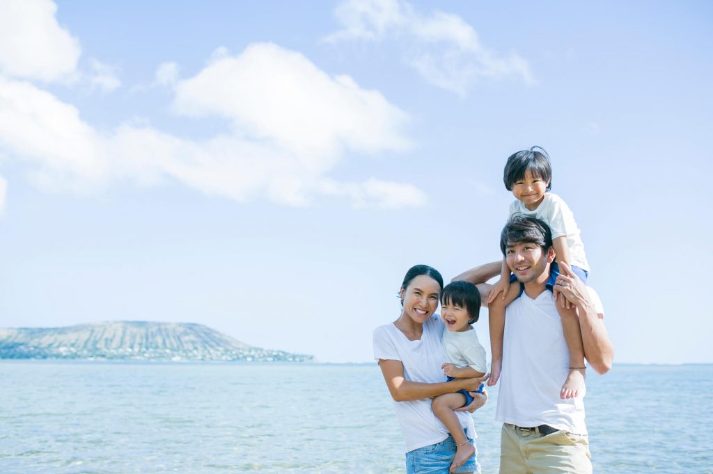 海沿いを歩く親子