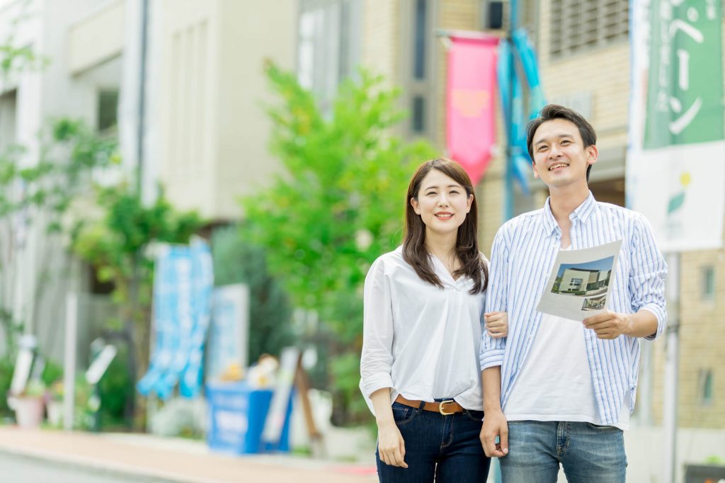 住宅展示場を見学する夫婦