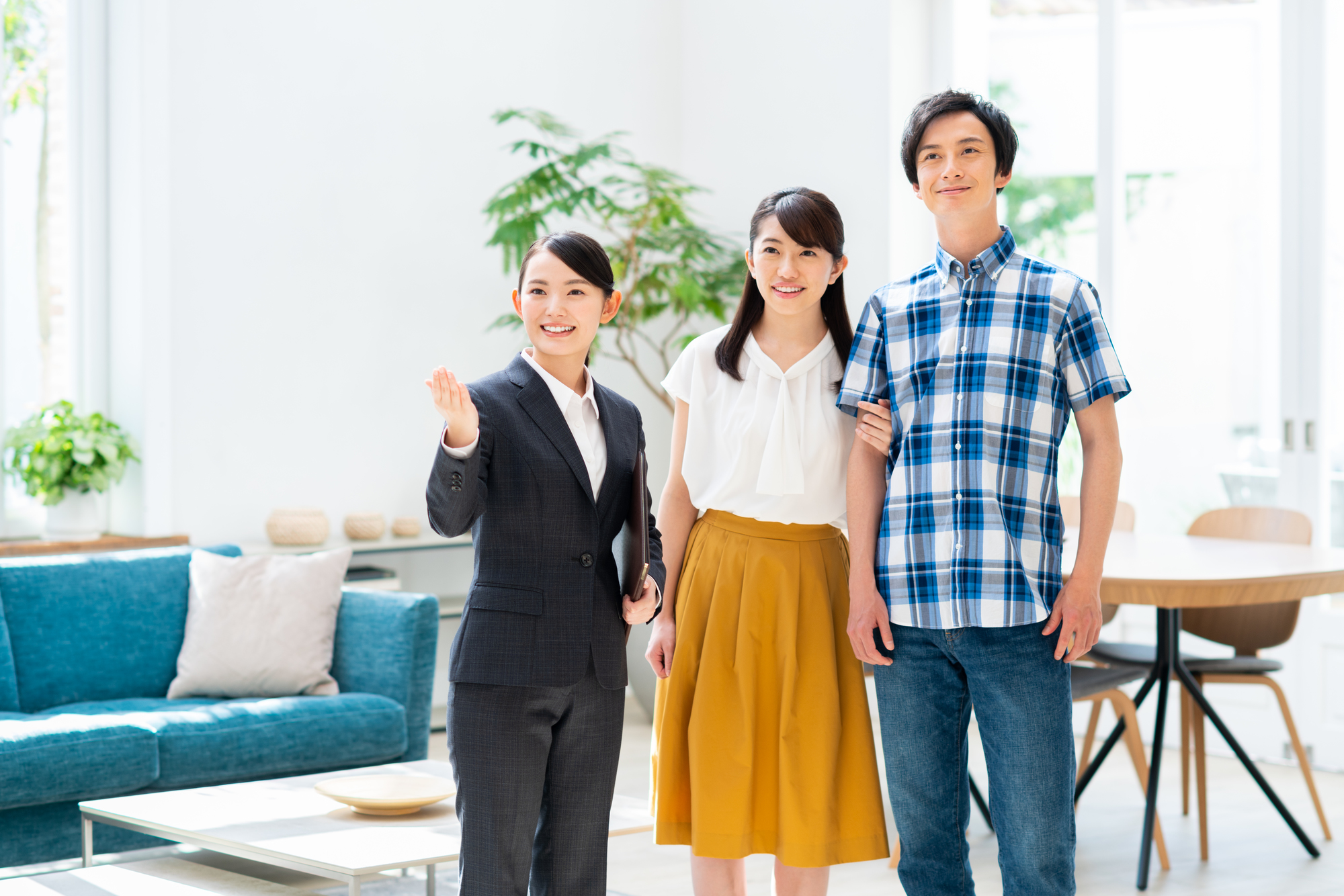 家探しをする夫婦