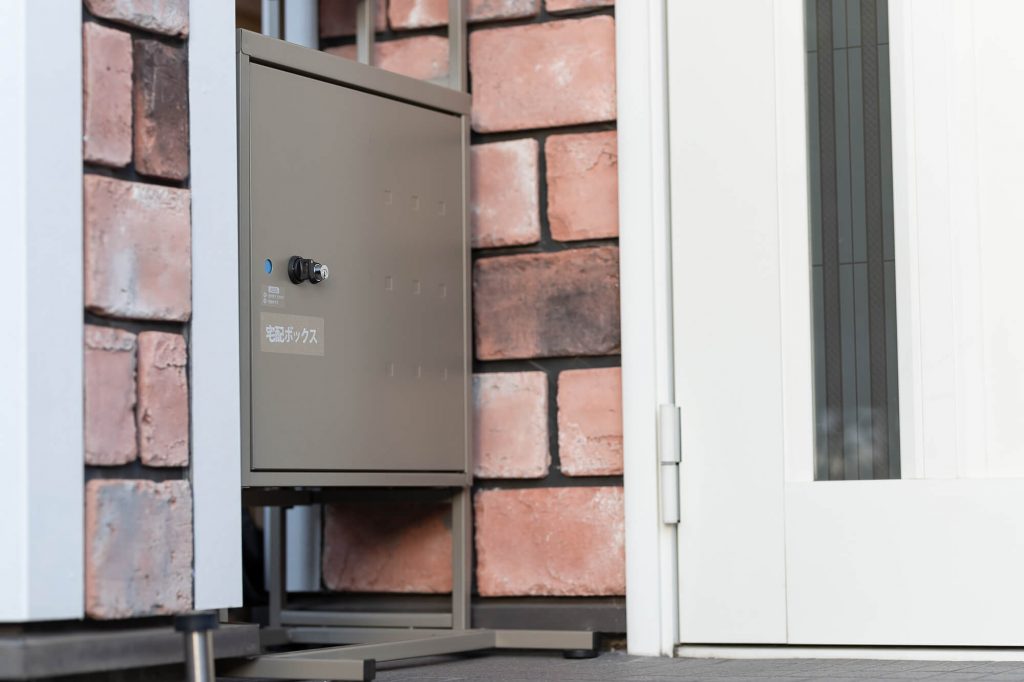 玄関脇の宅配ボックス