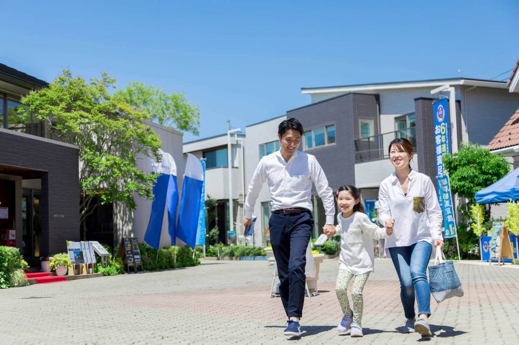 住宅展示場を歩く親子