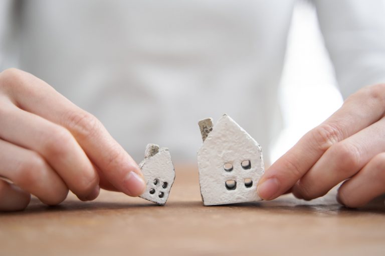 家を買うタイミングはいつがベスト?理想の貯金額、住宅ローンの目安もチェック! 家の模型を持っている人