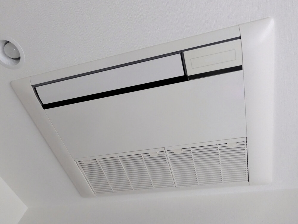 壁に埋め込まれたエアコン