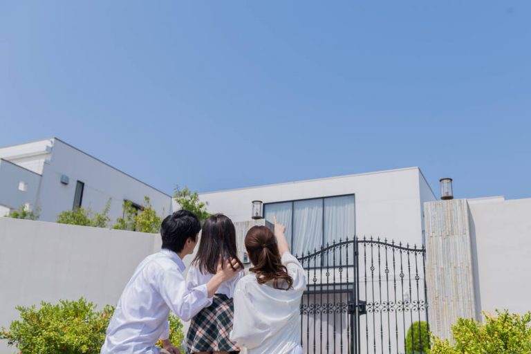 おしゃれな家を見学する家族