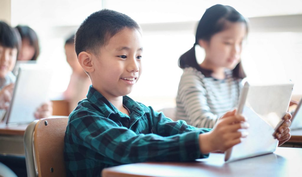 タブレットを使って授業を受ける男の子