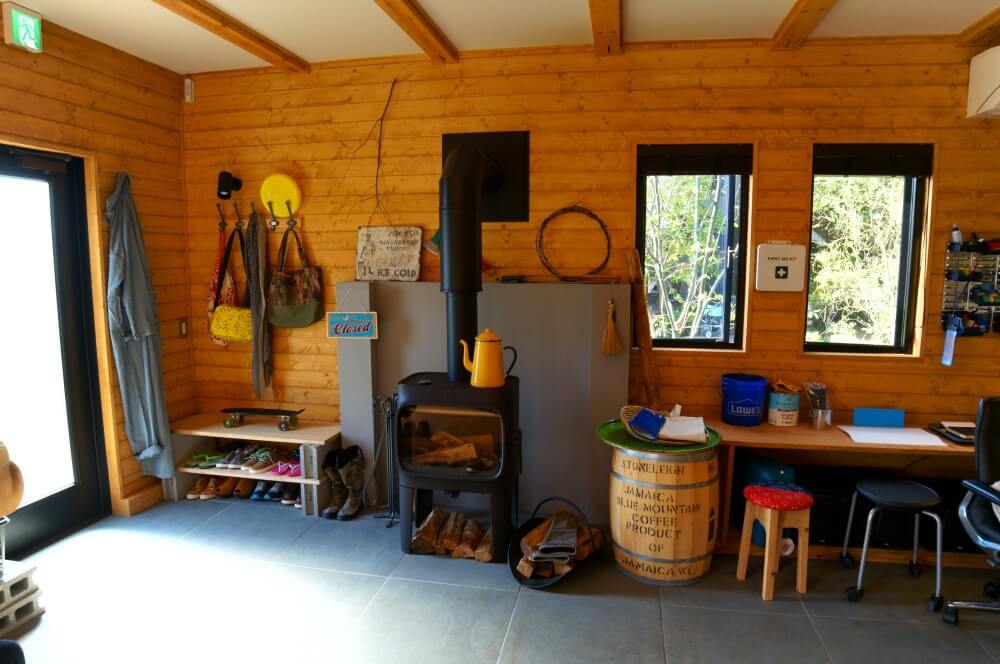 薪ストーブのある土間リビング