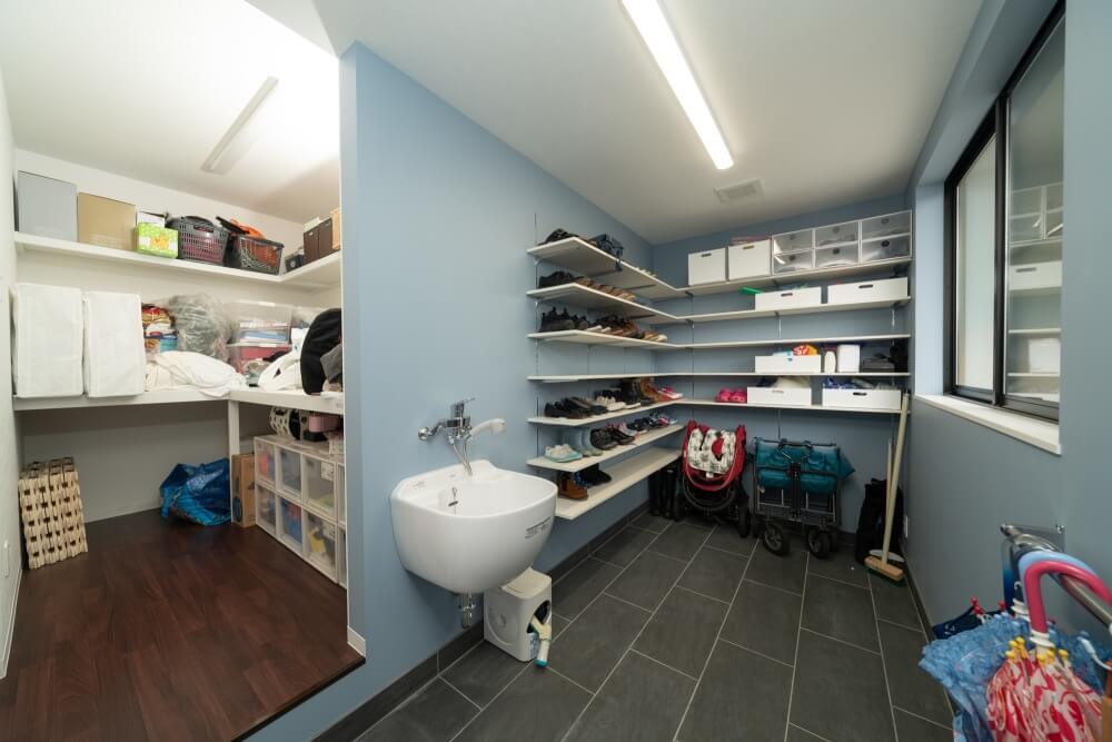 土間玄関の収納スペース