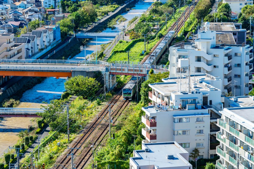 川の横を走る電車