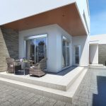 白壁のコンクリート住宅