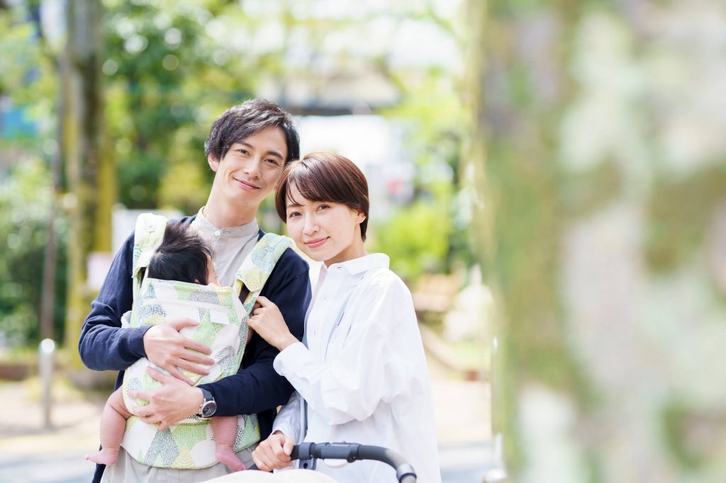 小さな赤ちゃんを連れた夫婦