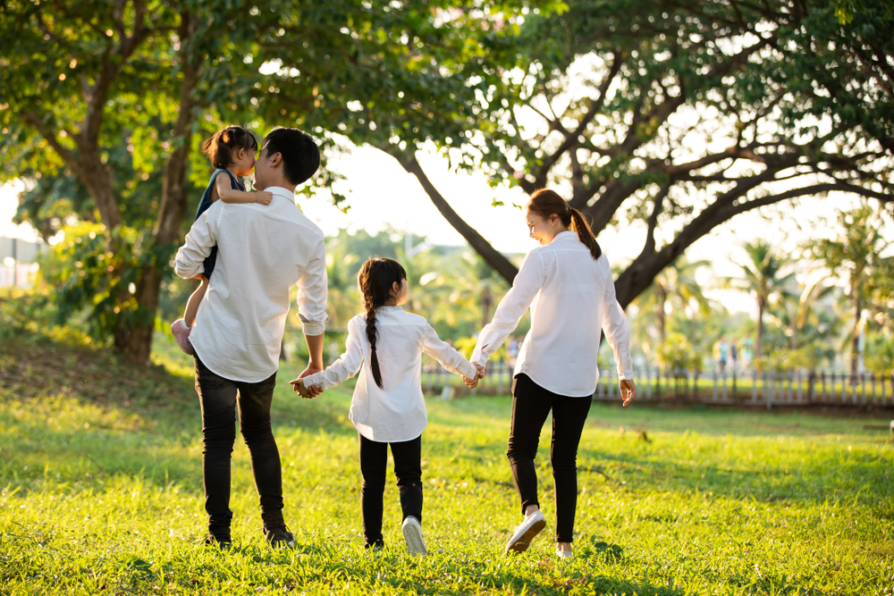 並んで歩く親子