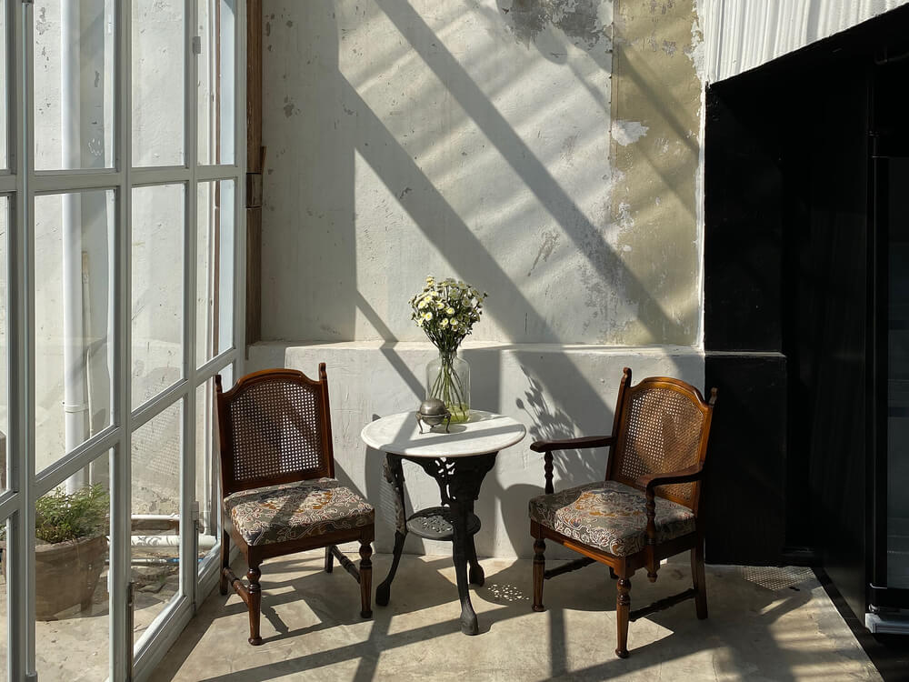 ガラス窓のある土間