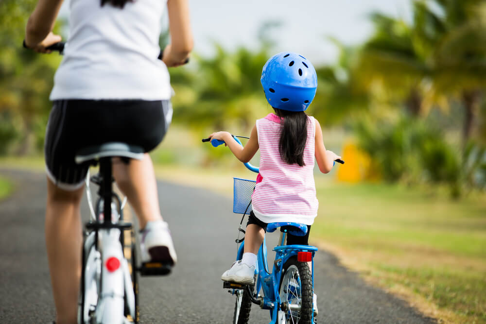 自転車に乗る親子