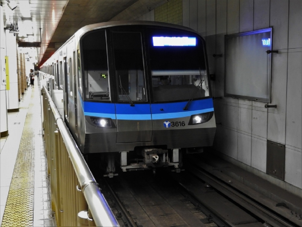 ホームに入ってくるブルーライン