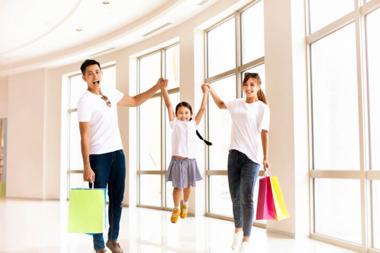 ショッピングを楽しむ家族