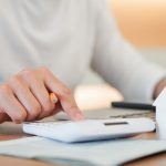 電卓をたたく人