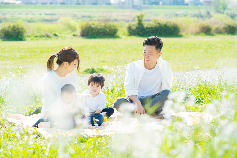 ピクニックを楽しむ親子