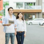 住宅展示場に来場したカップル