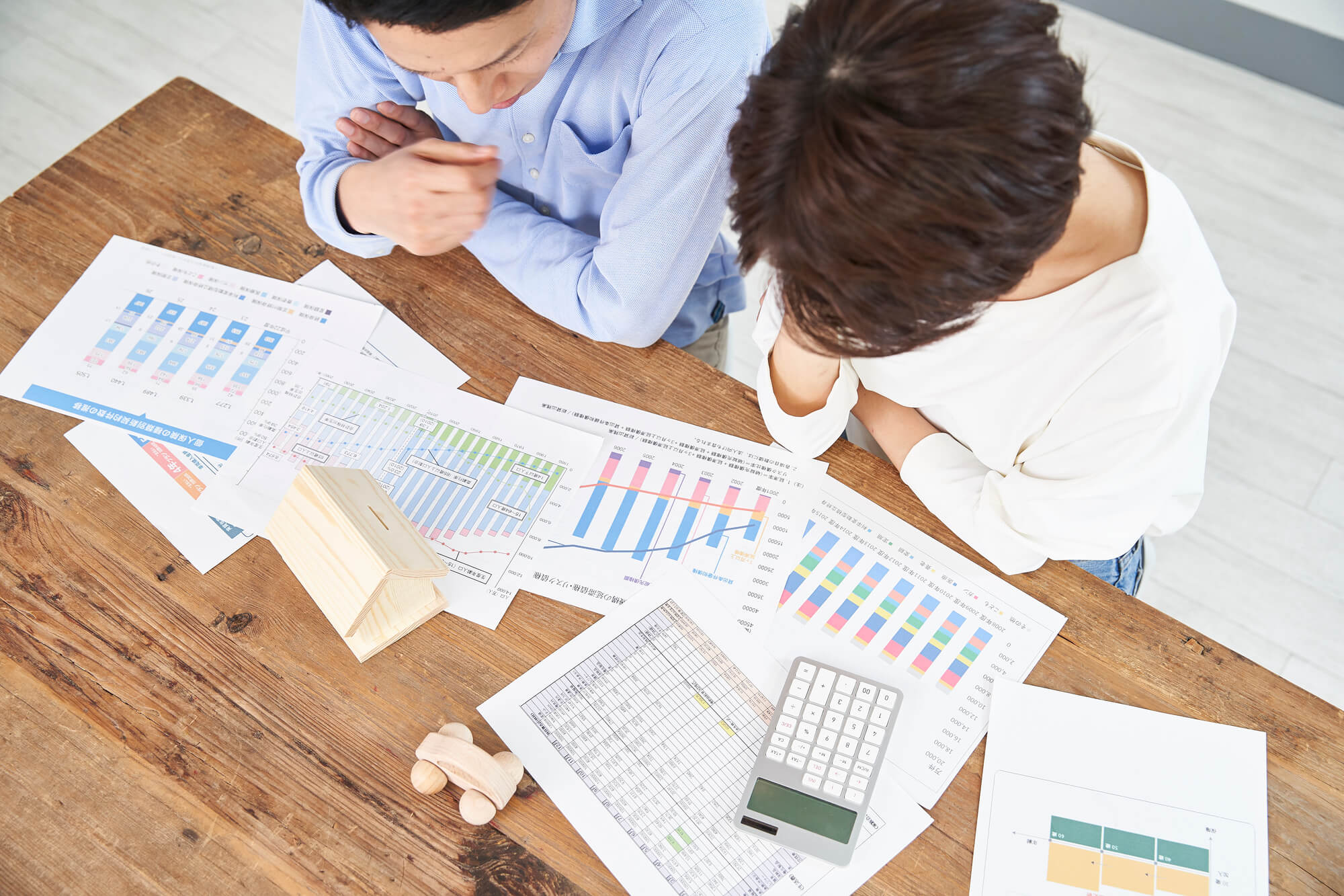 書類を見て悩む男女