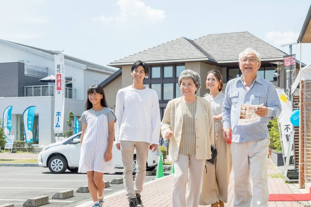 住宅展示場に見学に来た親子三世代
