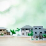 窓際に置いた複数の住宅模型