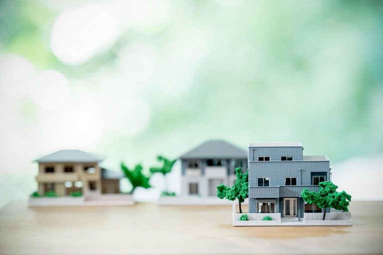 窓際に置いた複数の住宅模型