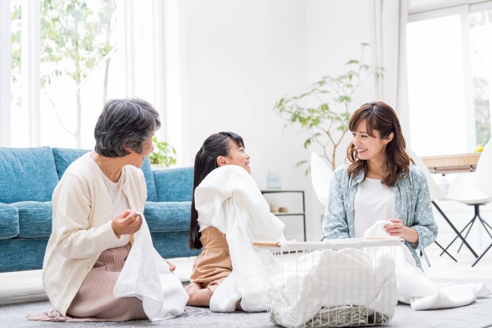 洗濯物を畳んでいる親子3世代