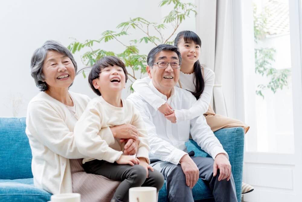 一緒に楽しむ祖父母と孫