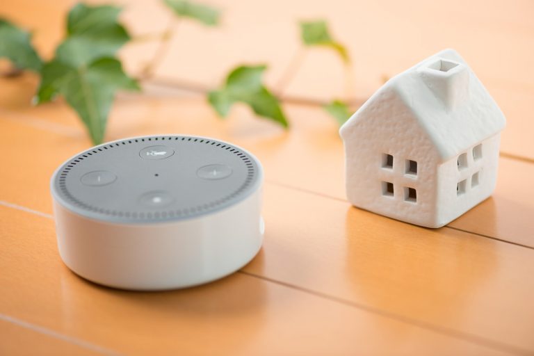 スマートフォン1つで操作できる?スマートホーム導入のメリットや注意点を解説 :スマートスピーカーと家の置物