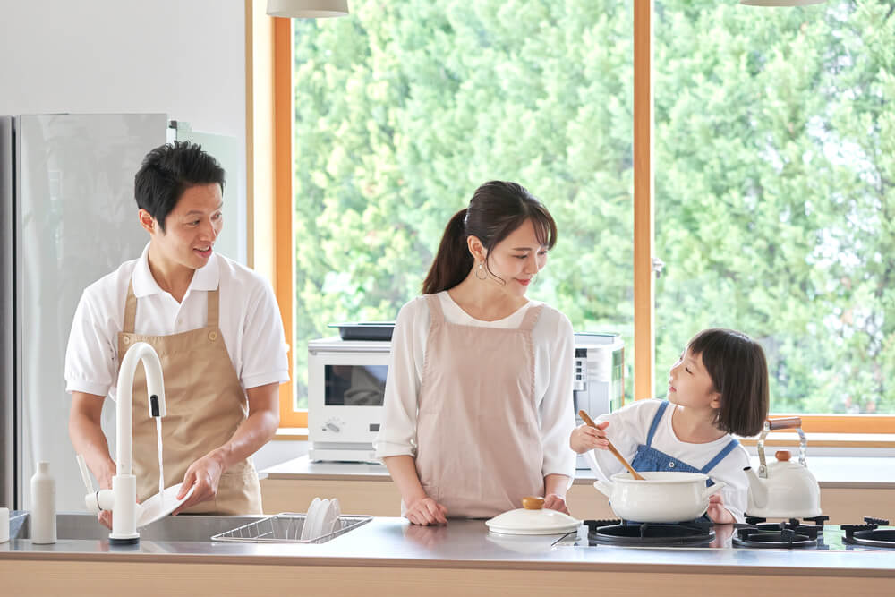 一緒にキッチンに立つ親子
