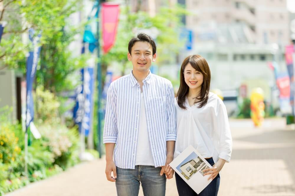 住宅展示場に見学に来たカップル