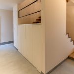 広い土間と低い階段がある玄関