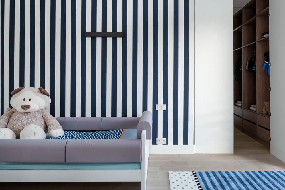 大きなクマのぬいぐるみのある部屋