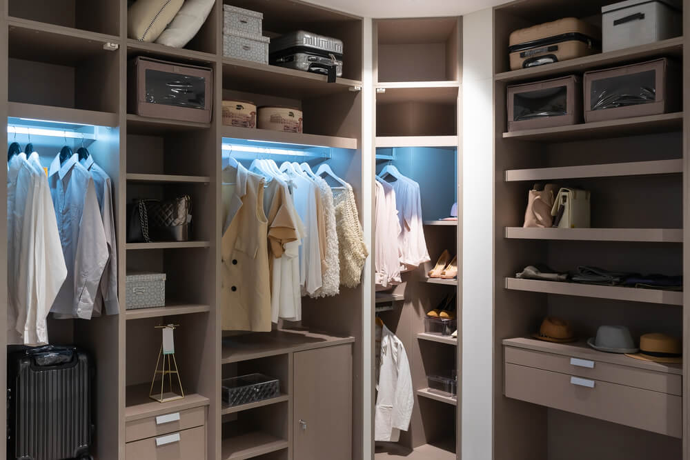 コの字型のウォークインクローゼット