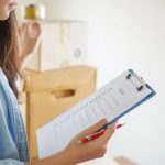 チェックリストを持つ女性