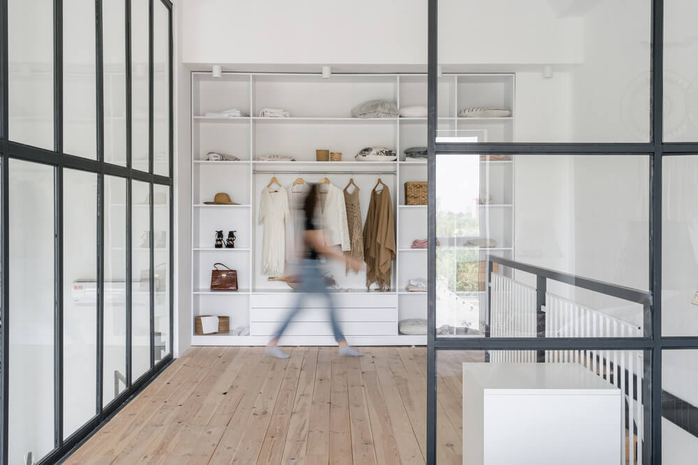 クローゼットの中を歩く人