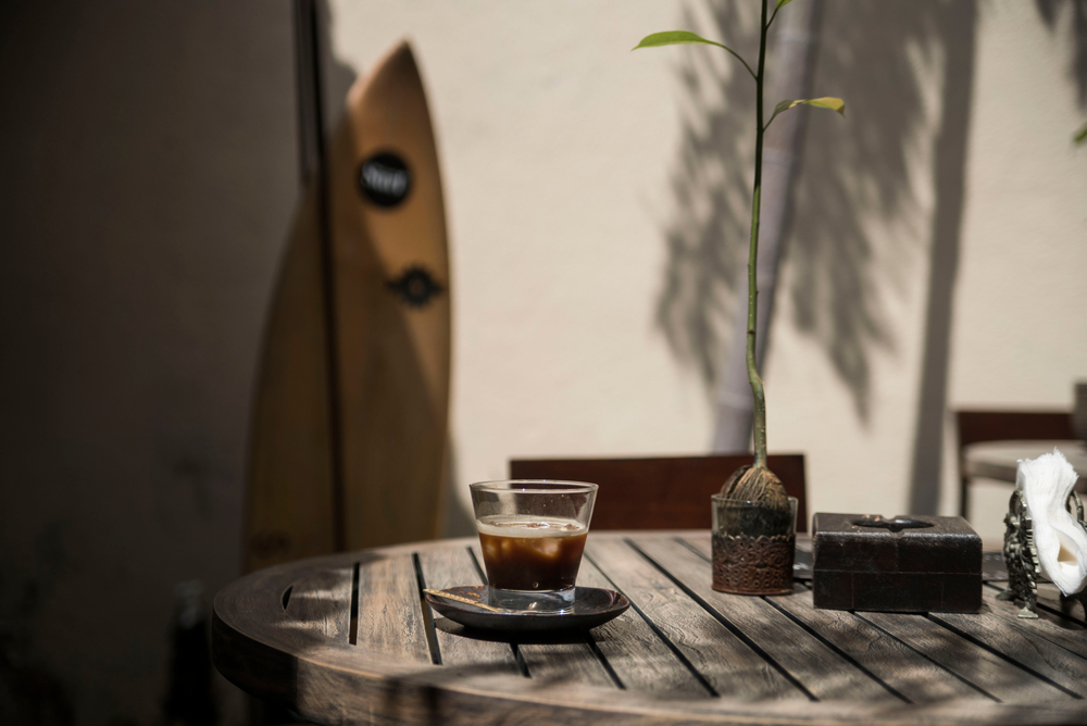 サーフボードの前に置かれたコーヒーテーブル