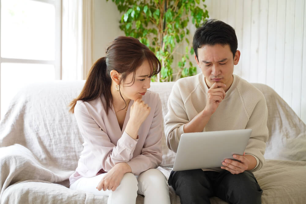 悩む夫婦