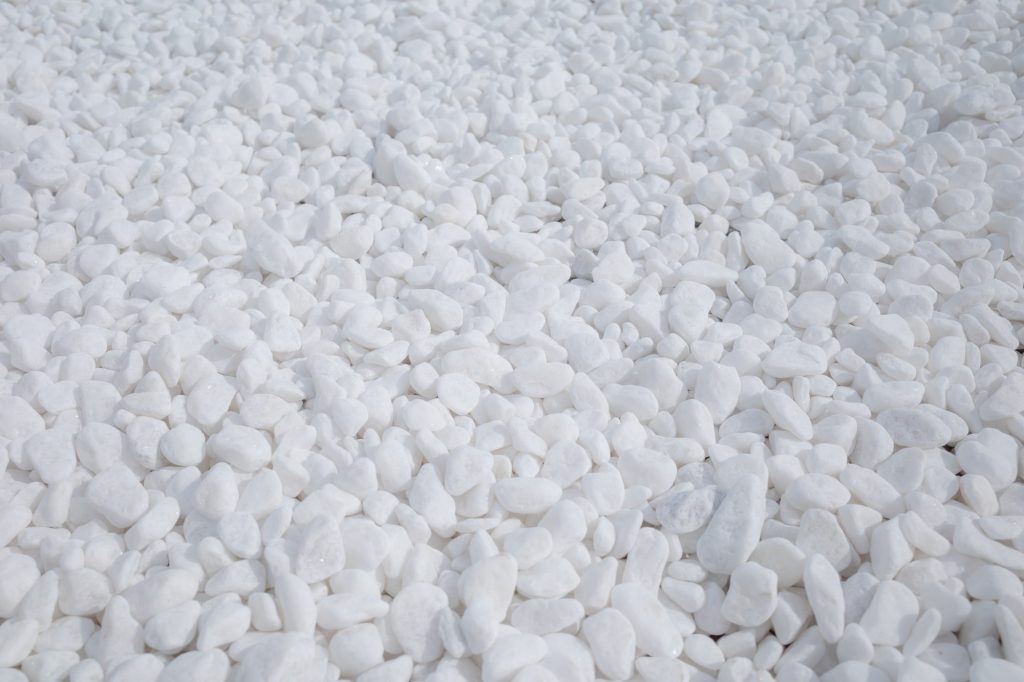 窓の外に白い色を配置する