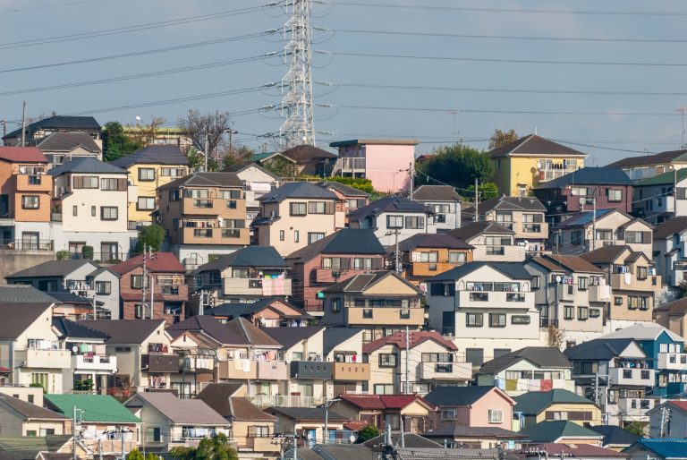 傾斜地は活用できる？ 住宅を建てるメリットと注意点を解説