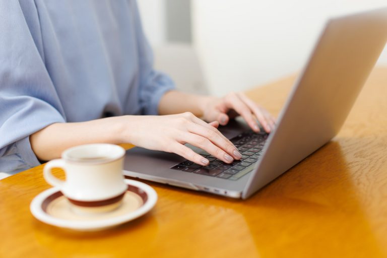 ハイブリッドワークに適した家造りのポイント。子育て中でも快適に仕事ができる工夫を事例から紐解く ハイブリッドワークに適した家造りのポイント。子育て中でも快適に仕事ができる工夫を事例から紐解く