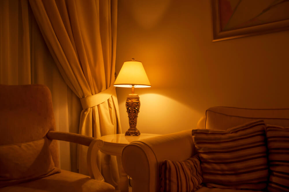 サイドテーブルに置かれた照明