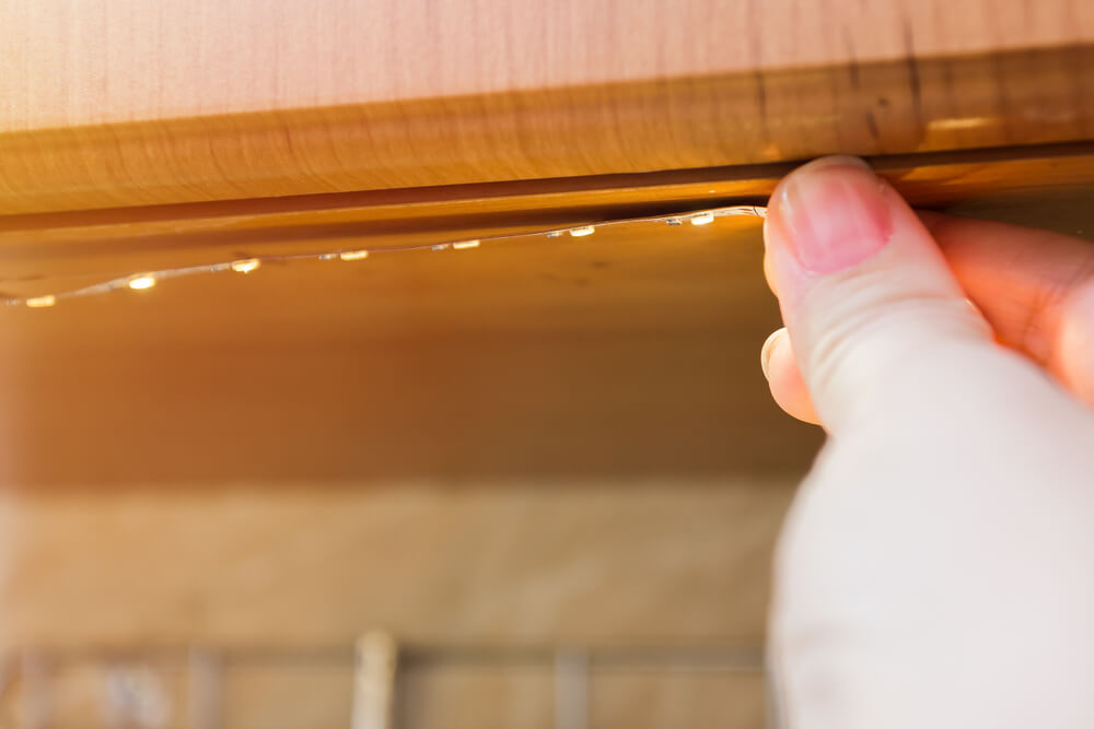 テープライトを貼る人の手元